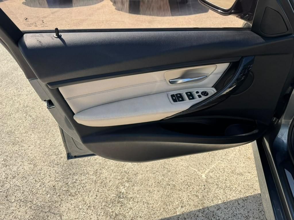 BMW 335i Vehicle Full-screen Gallery Image 12