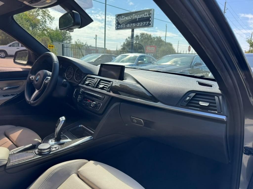 BMW 335i Vehicle Full-screen Gallery Image 13