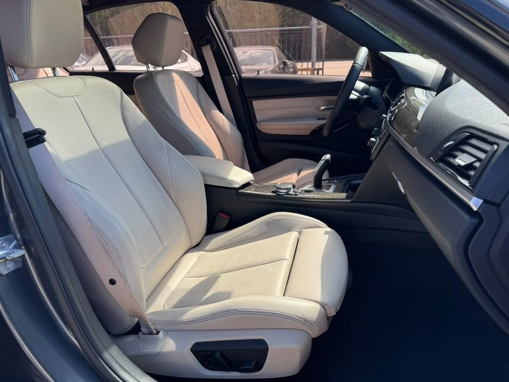 BMW 335i Vehicle Full-screen Gallery Image 14