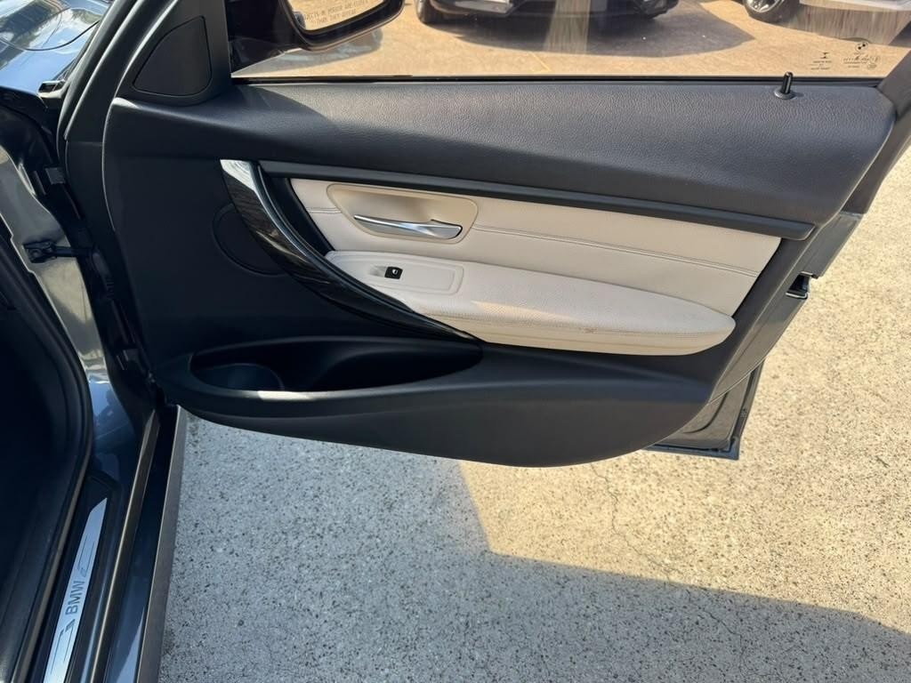 BMW 335i Vehicle Full-screen Gallery Image 15