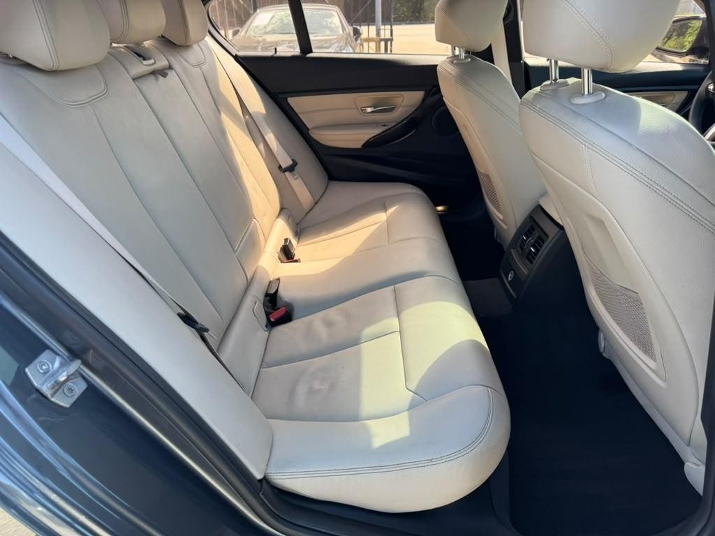 BMW 335i Vehicle Full-screen Gallery Image 16