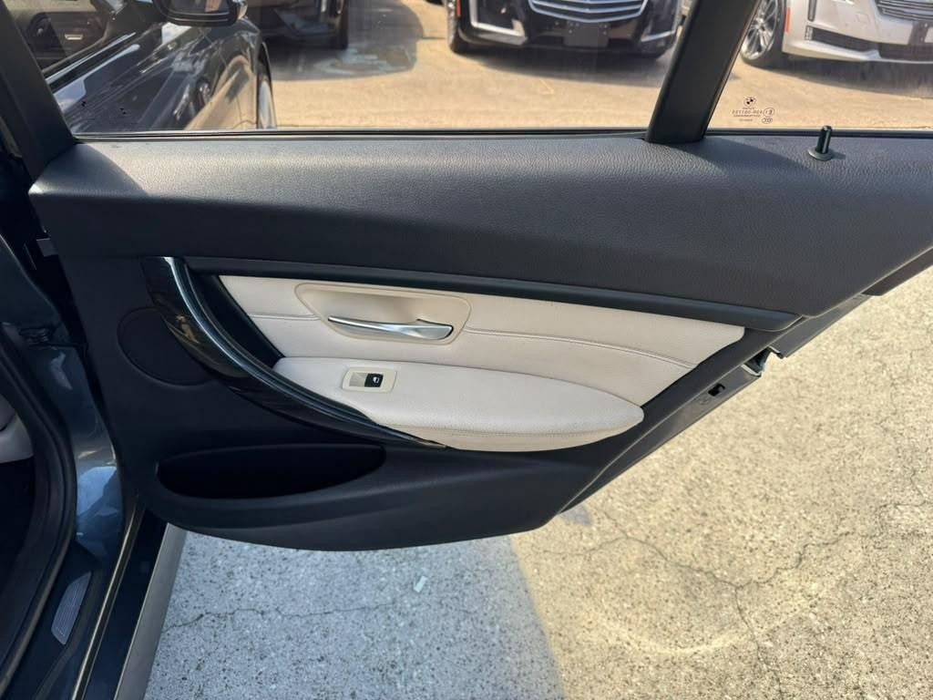 BMW 335i Vehicle Full-screen Gallery Image 17