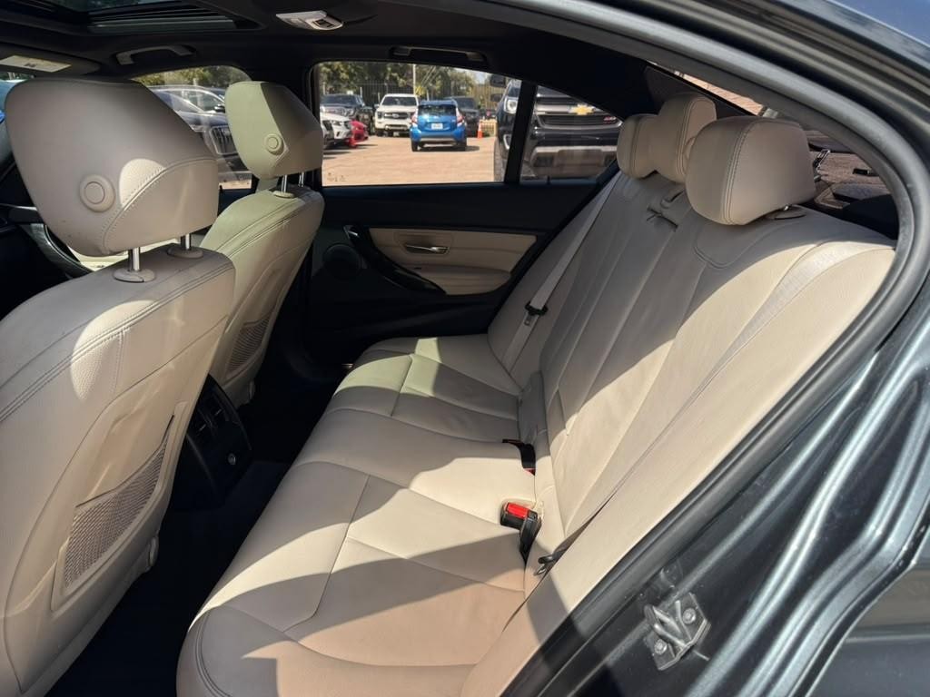 BMW 335i Vehicle Full-screen Gallery Image 18