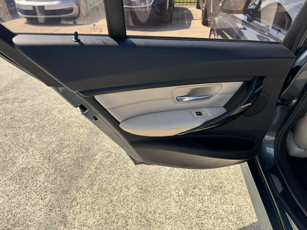 BMW 335i Vehicle Full-screen Gallery Image 19