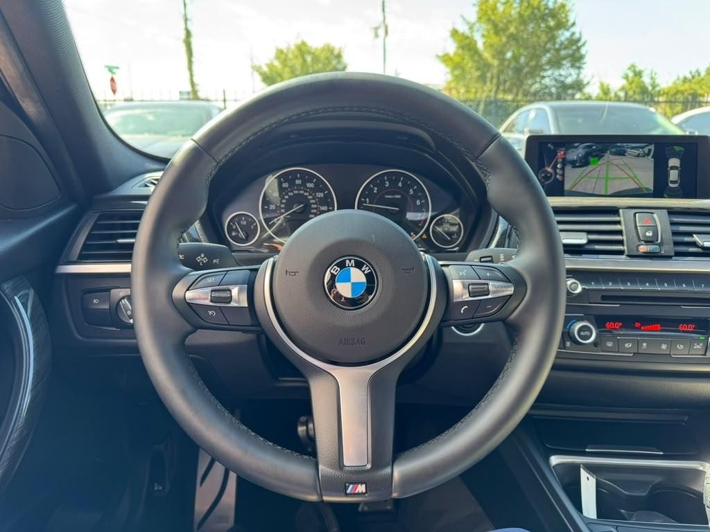 BMW 335i Vehicle Full-screen Gallery Image 20