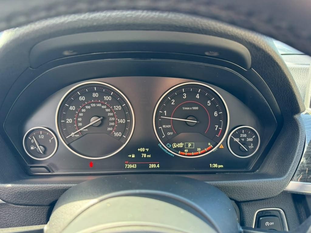 BMW 335i Vehicle Full-screen Gallery Image 21