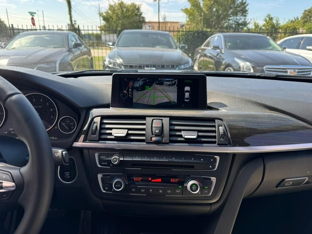 BMW 335i Vehicle Full-screen Gallery Image 22