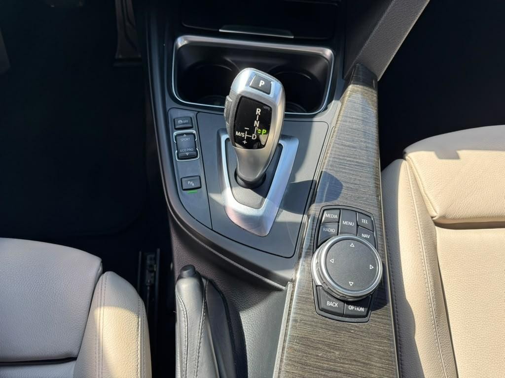 BMW 335i Vehicle Full-screen Gallery Image 25