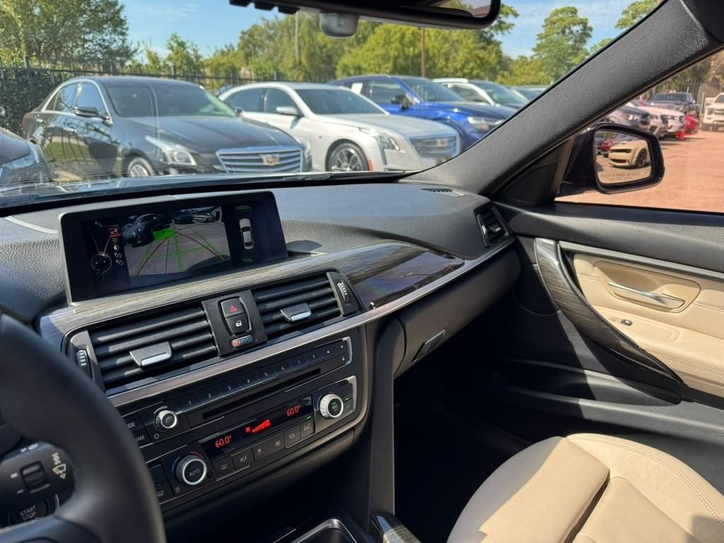 BMW 335i Vehicle Full-screen Gallery Image 26