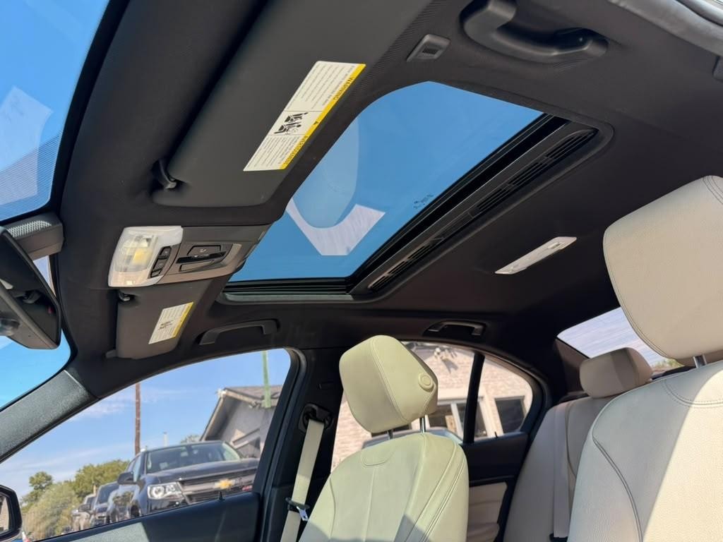 BMW 335i Vehicle Full-screen Gallery Image 27