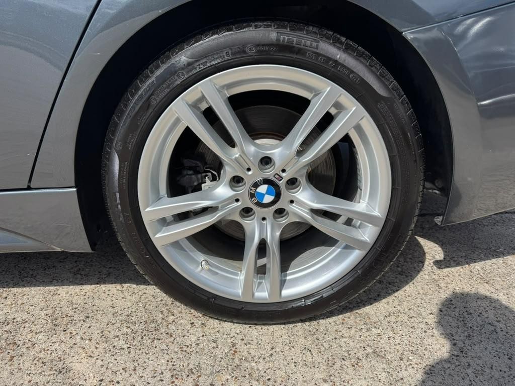 BMW 335i Vehicle Full-screen Gallery Image 28