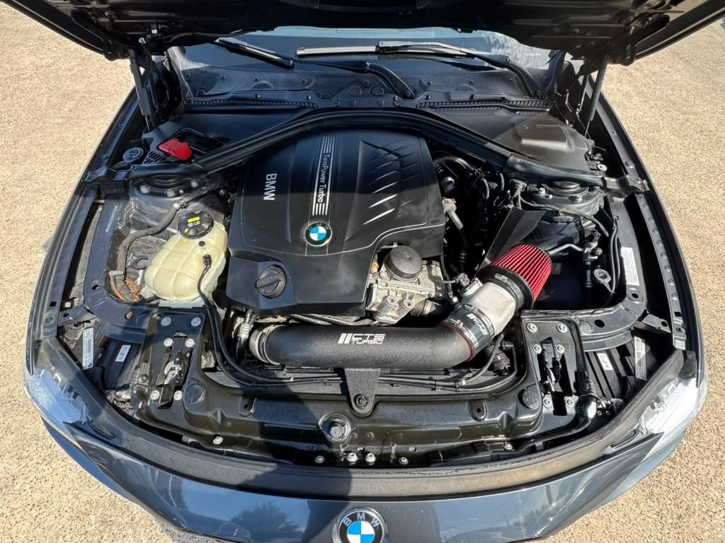 BMW 335i Vehicle Full-screen Gallery Image 29