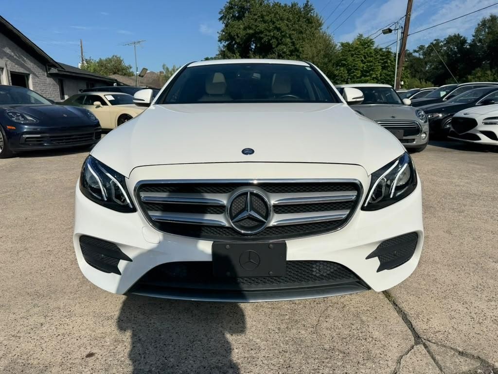 Mercedes-Benz E 300 Vehicle Full-screen Gallery Image 02