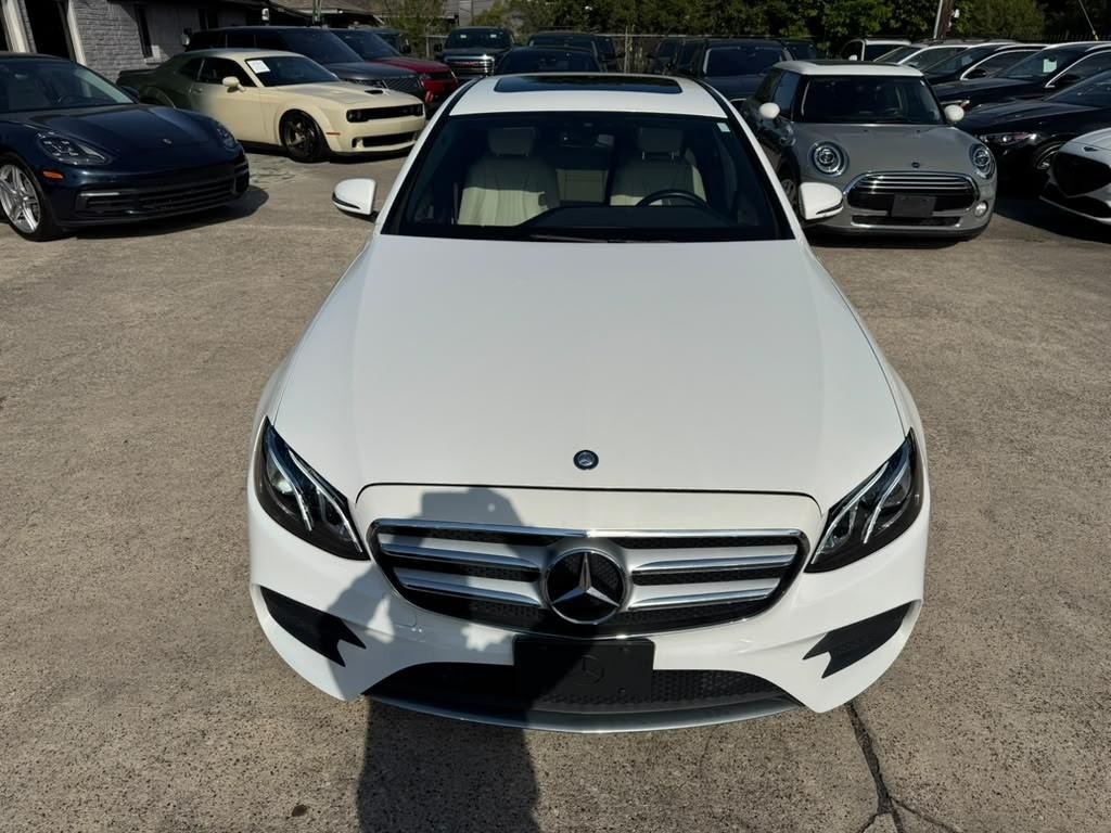 Mercedes-Benz E 300 Vehicle Full-screen Gallery Image 03
