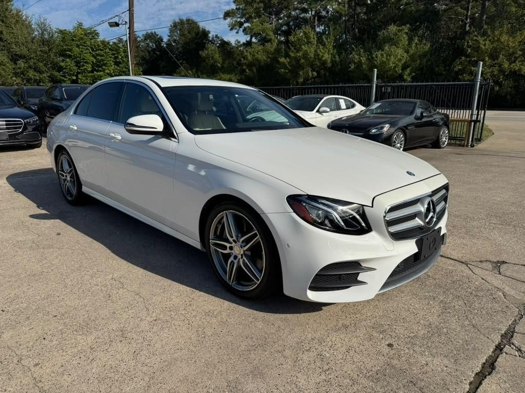 Mercedes-Benz E 300 Vehicle Full-screen Gallery Image 04
