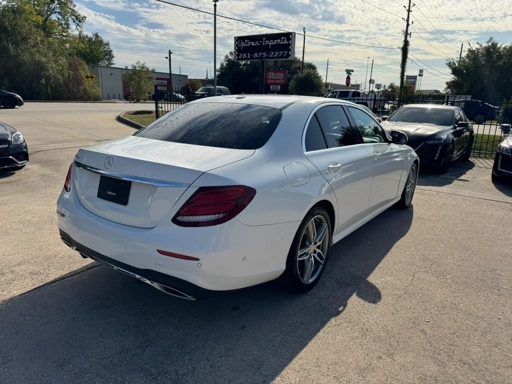 Mercedes-Benz E 300 Vehicle Full-screen Gallery Image 06