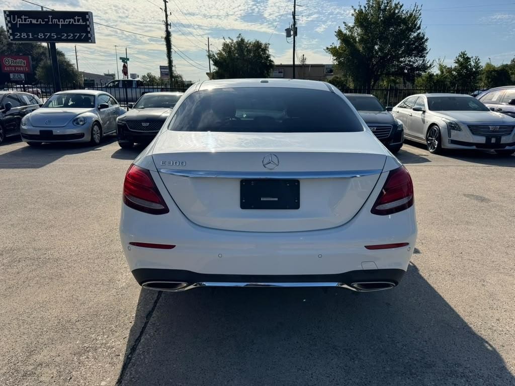 Mercedes-Benz E 300 Vehicle Full-screen Gallery Image 07