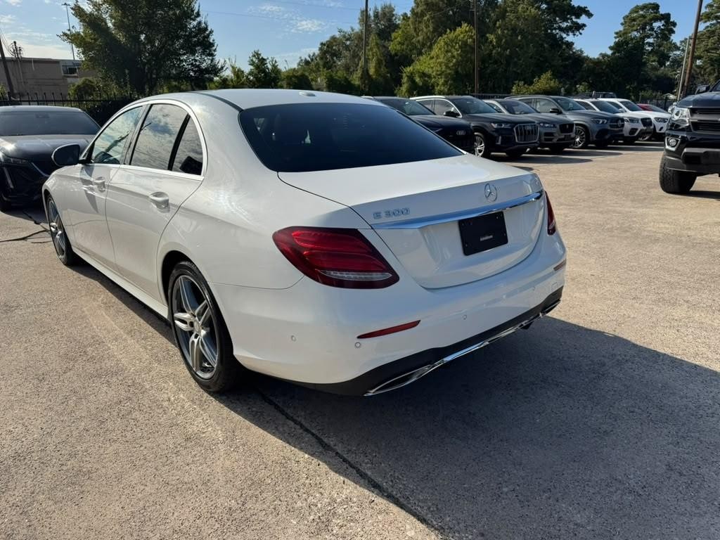 Mercedes-Benz E 300 Vehicle Full-screen Gallery Image 08