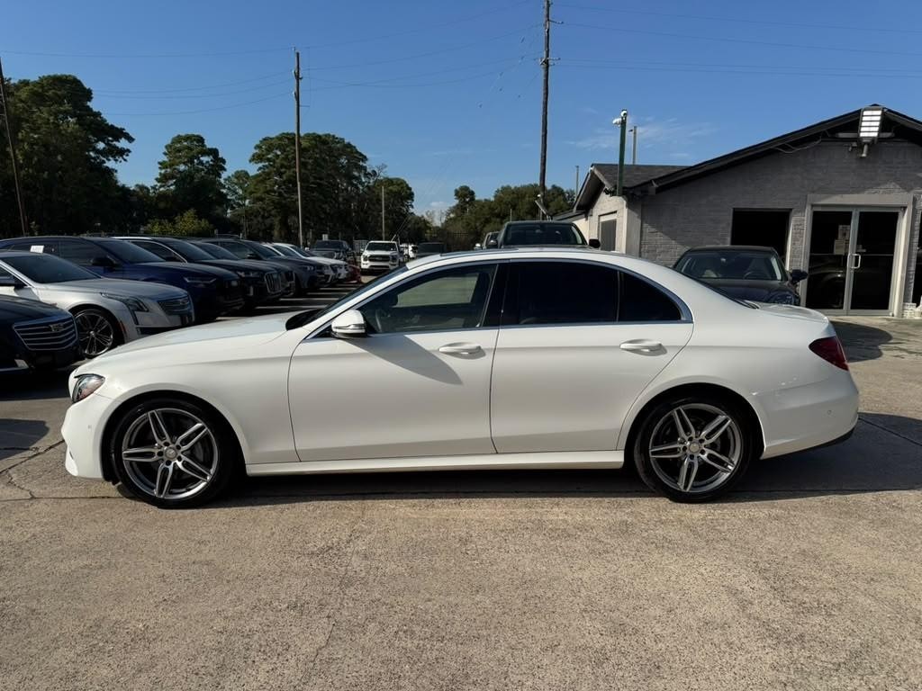 Mercedes-Benz E 300 Vehicle Full-screen Gallery Image 09