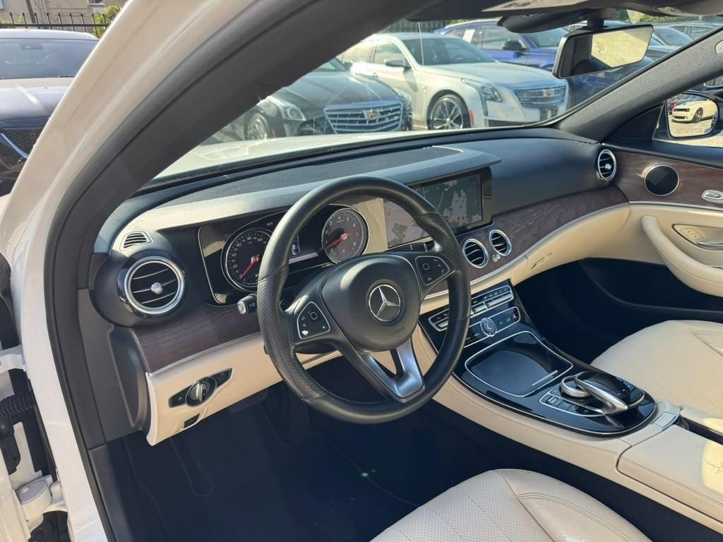 Mercedes-Benz E 300 Vehicle Full-screen Gallery Image 10