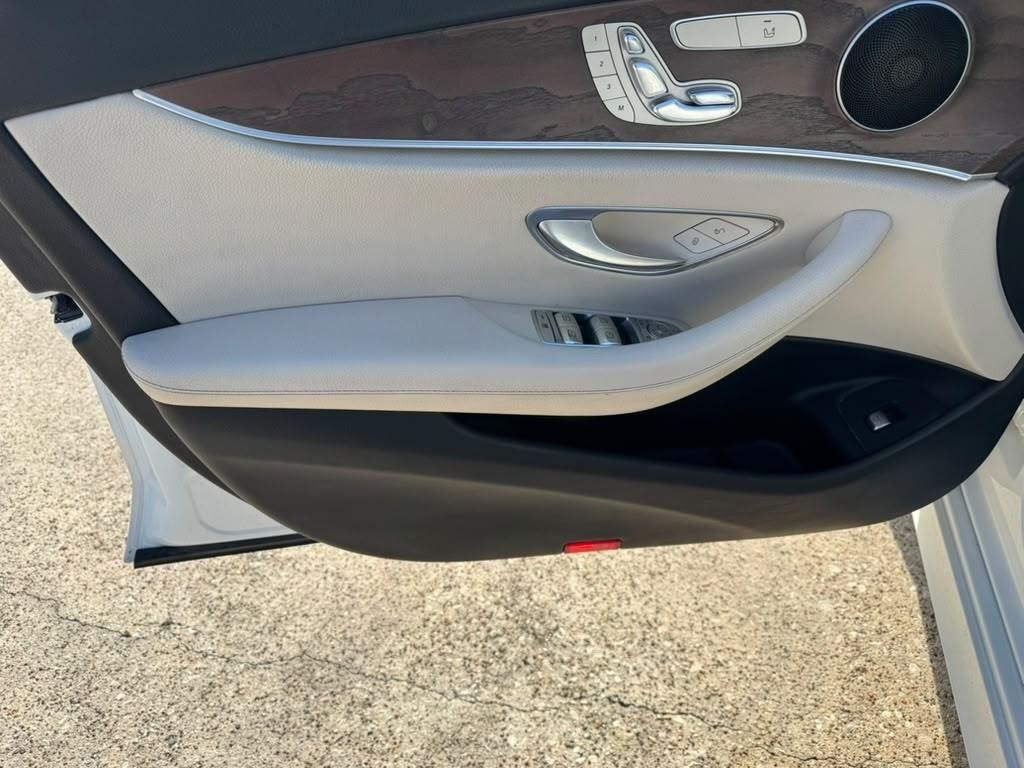 Mercedes-Benz E 300 Vehicle Full-screen Gallery Image 11