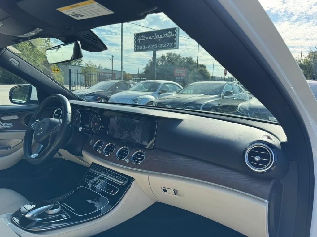 Mercedes-Benz E 300 Vehicle Full-screen Gallery Image 12