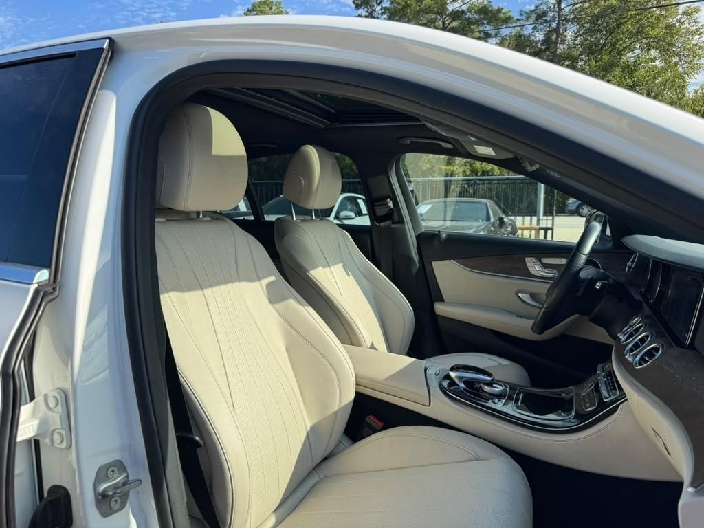 Mercedes-Benz E 300 Vehicle Full-screen Gallery Image 13