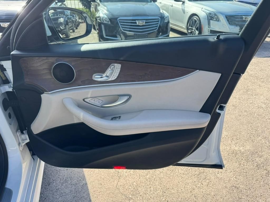 Mercedes-Benz E 300 Vehicle Full-screen Gallery Image 14