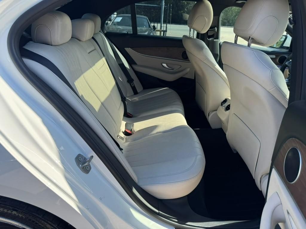 Mercedes-Benz E 300 Vehicle Full-screen Gallery Image 15