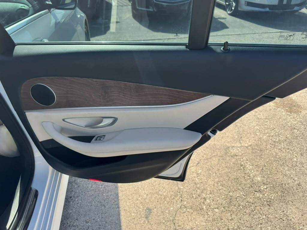 Mercedes-Benz E 300 Vehicle Full-screen Gallery Image 16