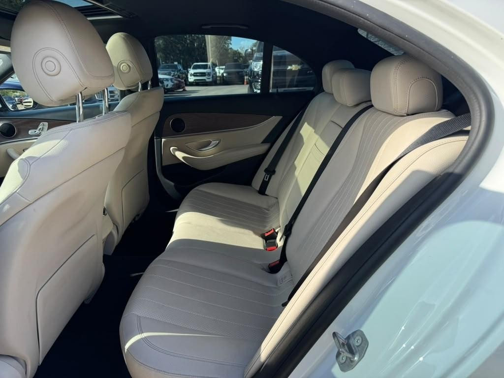 Mercedes-Benz E 300 Vehicle Full-screen Gallery Image 17