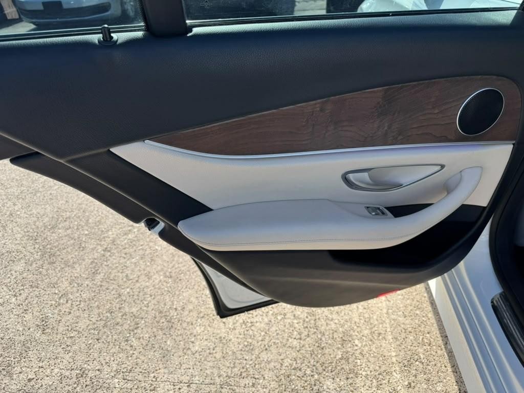 Mercedes-Benz E 300 Vehicle Full-screen Gallery Image 18