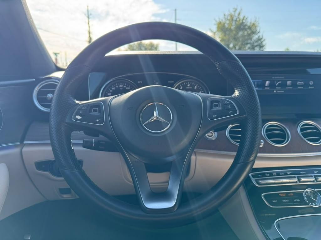 Mercedes-Benz E 300 Vehicle Full-screen Gallery Image 19