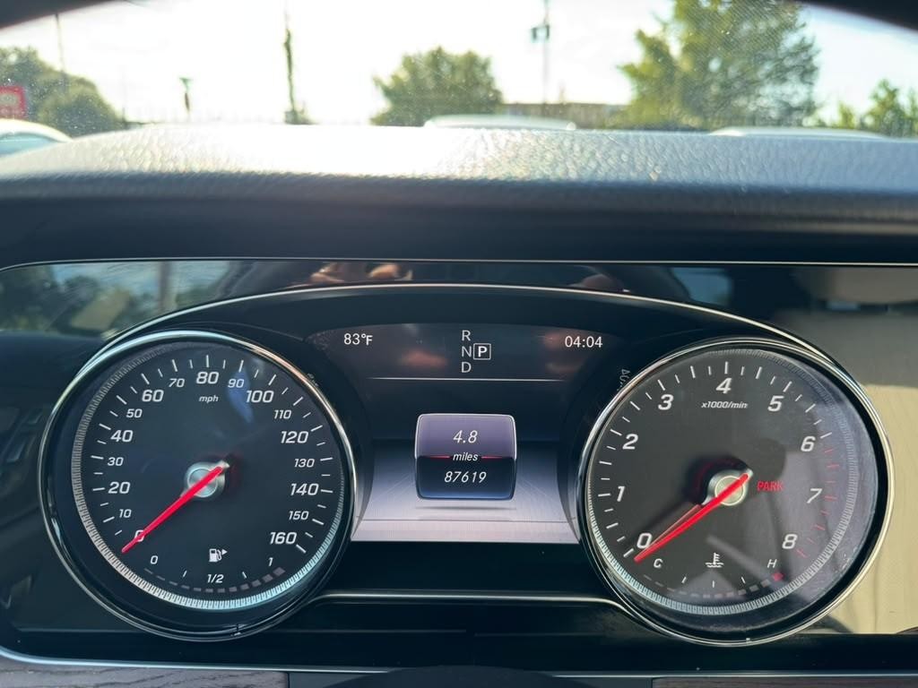 Mercedes-Benz E 300 Vehicle Full-screen Gallery Image 20