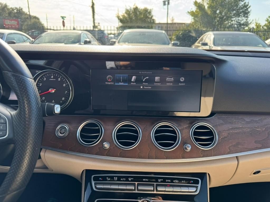 Mercedes-Benz E 300 Vehicle Full-screen Gallery Image 21