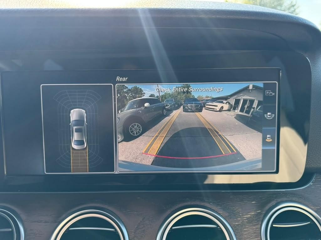 Mercedes-Benz E 300 Vehicle Full-screen Gallery Image 22
