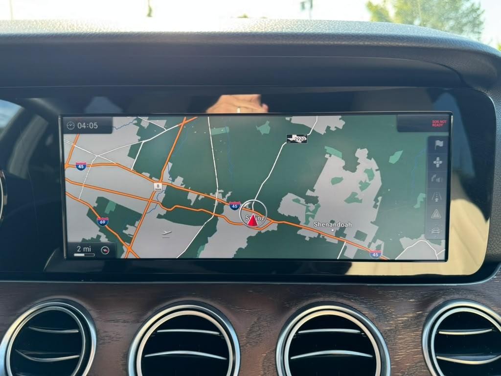 Mercedes-Benz E 300 Vehicle Full-screen Gallery Image 23