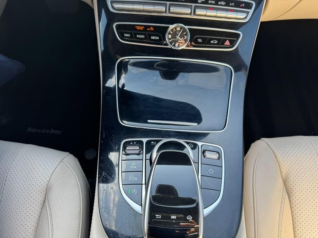 Mercedes-Benz E 300 Vehicle Full-screen Gallery Image 24