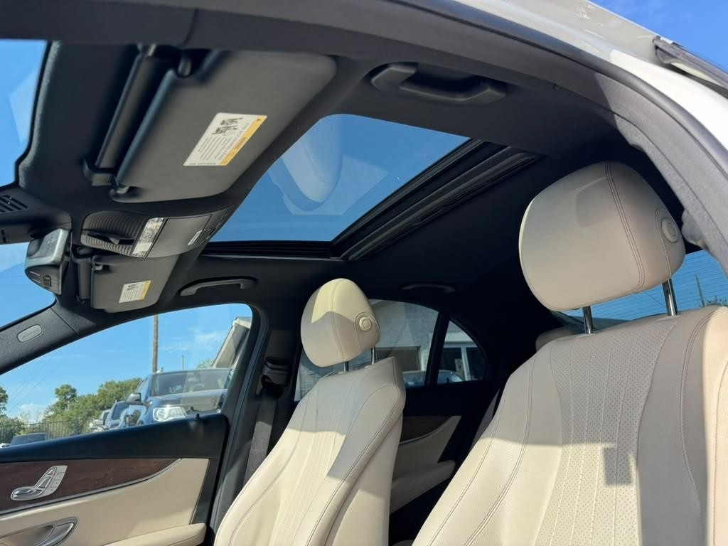 Mercedes-Benz E 300 Vehicle Full-screen Gallery Image 25