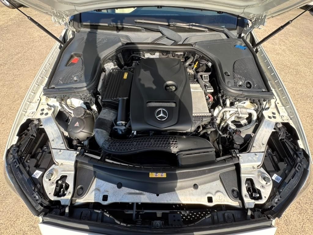 Mercedes-Benz E 300 Vehicle Full-screen Gallery Image 28