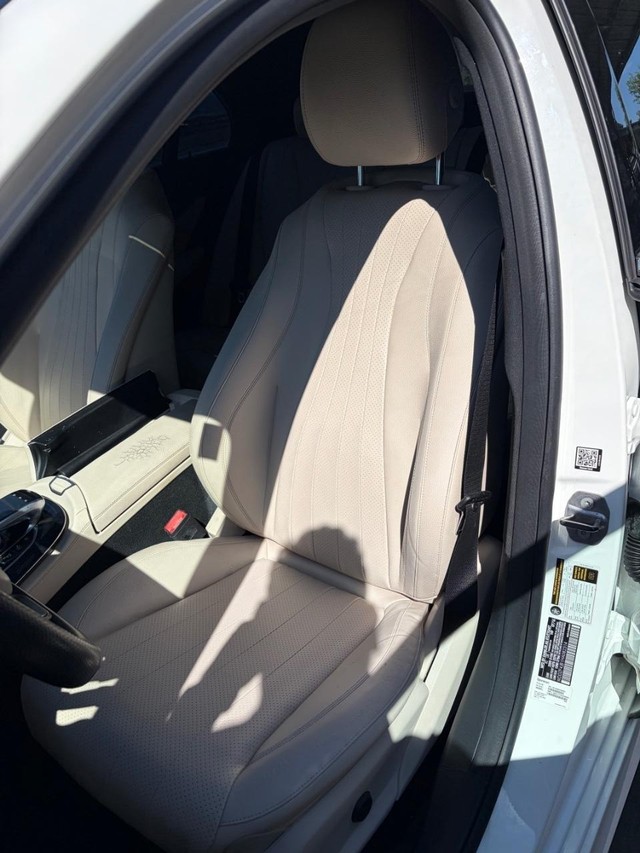 Mercedes-Benz E 300 Vehicle Full-screen Gallery Image 11