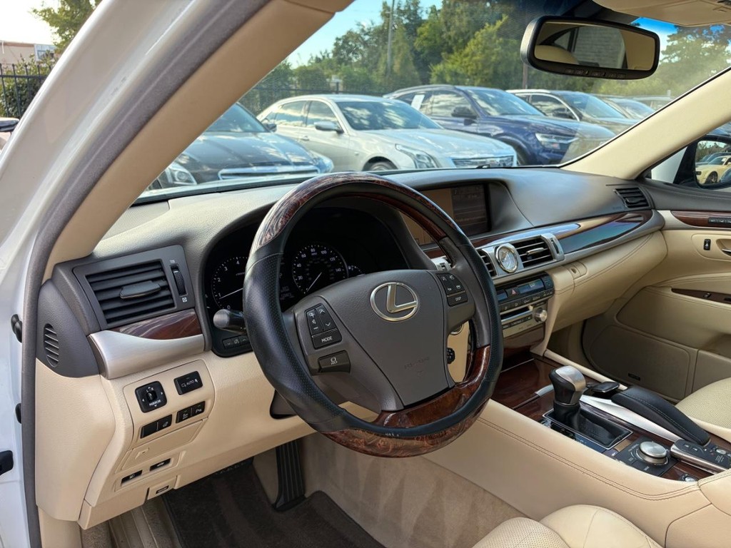 Lexus LS 460 Vehicle Full-screen Gallery Image 10