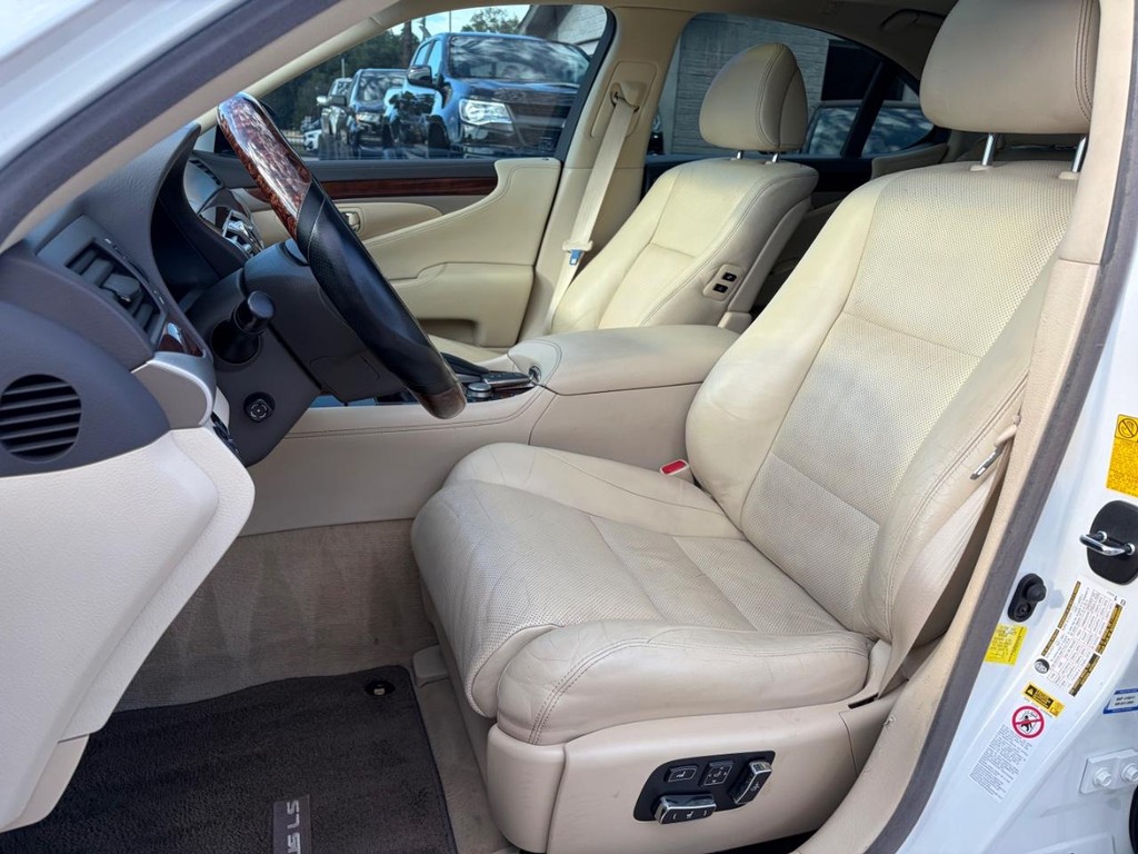 Lexus LS 460 Vehicle Full-screen Gallery Image 11