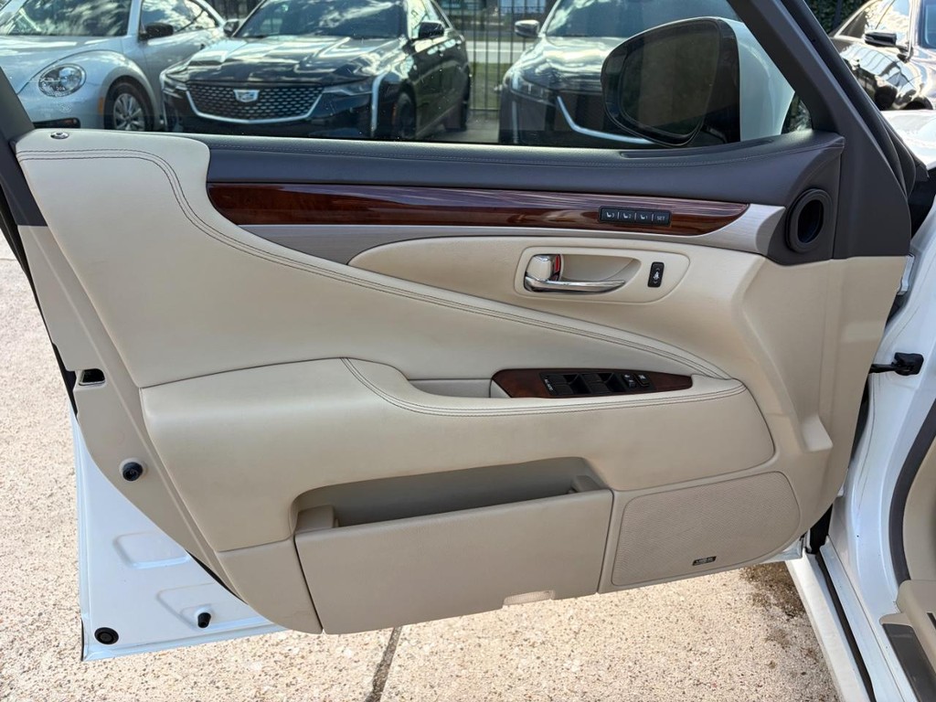 Lexus LS 460 Vehicle Full-screen Gallery Image 12