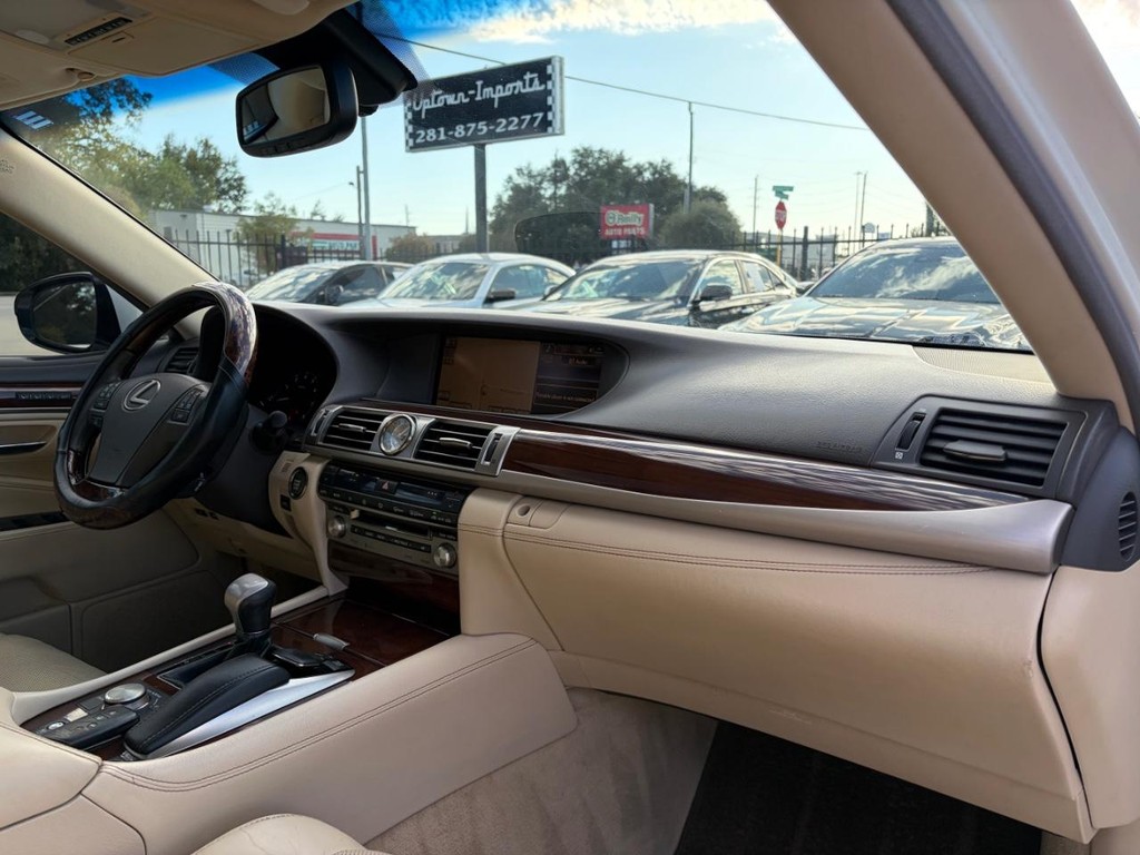 Lexus LS 460 Vehicle Full-screen Gallery Image 13