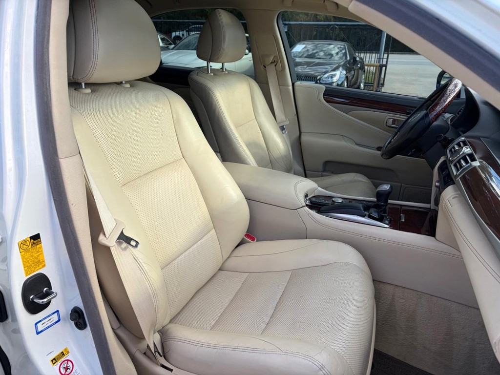 Lexus LS 460 Vehicle Full-screen Gallery Image 14