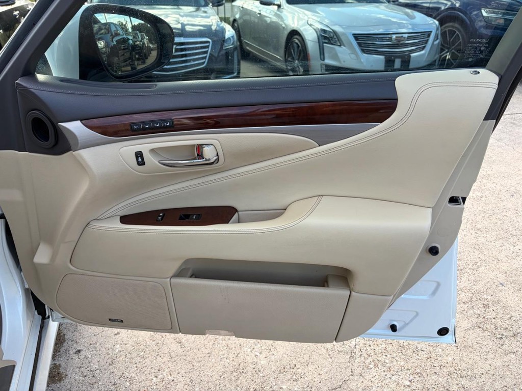 Lexus LS 460 Vehicle Full-screen Gallery Image 15