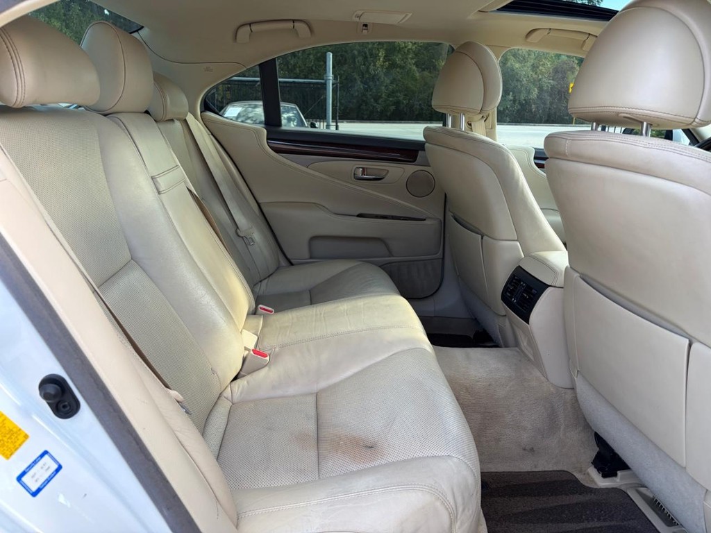 Lexus LS 460 Vehicle Full-screen Gallery Image 16