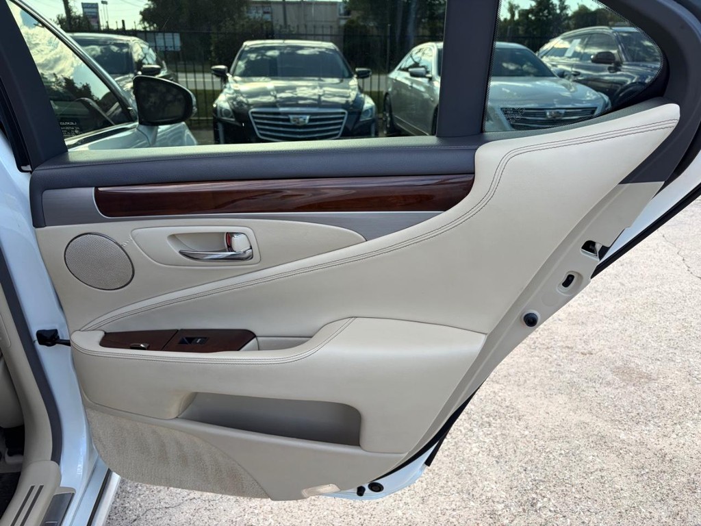 Lexus LS 460 Vehicle Full-screen Gallery Image 17