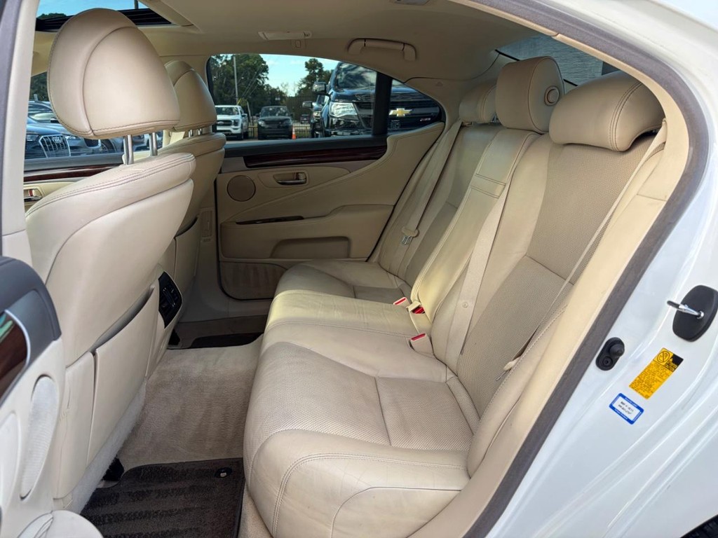 Lexus LS 460 Vehicle Full-screen Gallery Image 18
